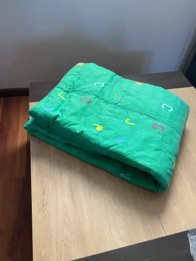 Cubrecama verde con letras infantiles - miniatura 4