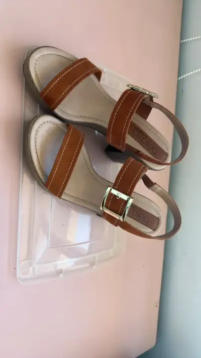 Sandalias de cuero marrón con hebilla - miniatura 1