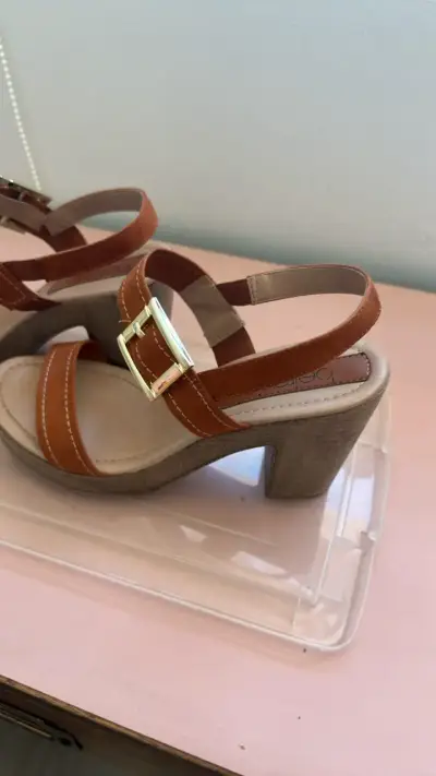 Sandalias de cuero marrón con hebilla - miniatura 2