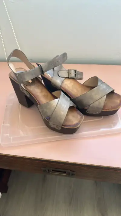 Sandalias de tacón alto color ocre - miniatura 1