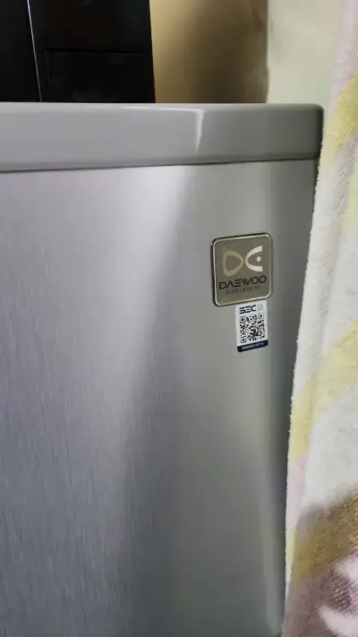 Refrigerador Daewoo compacto plateado - miniatura 1