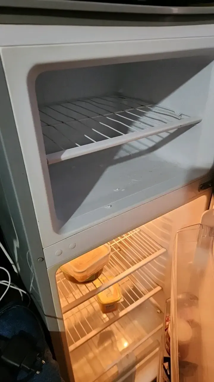 Refrigerador Daewoo compacto plateado - 3