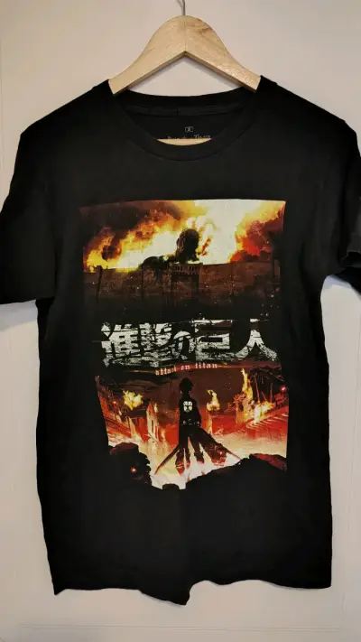 Polera negra Attack on Titan - miniatura 1