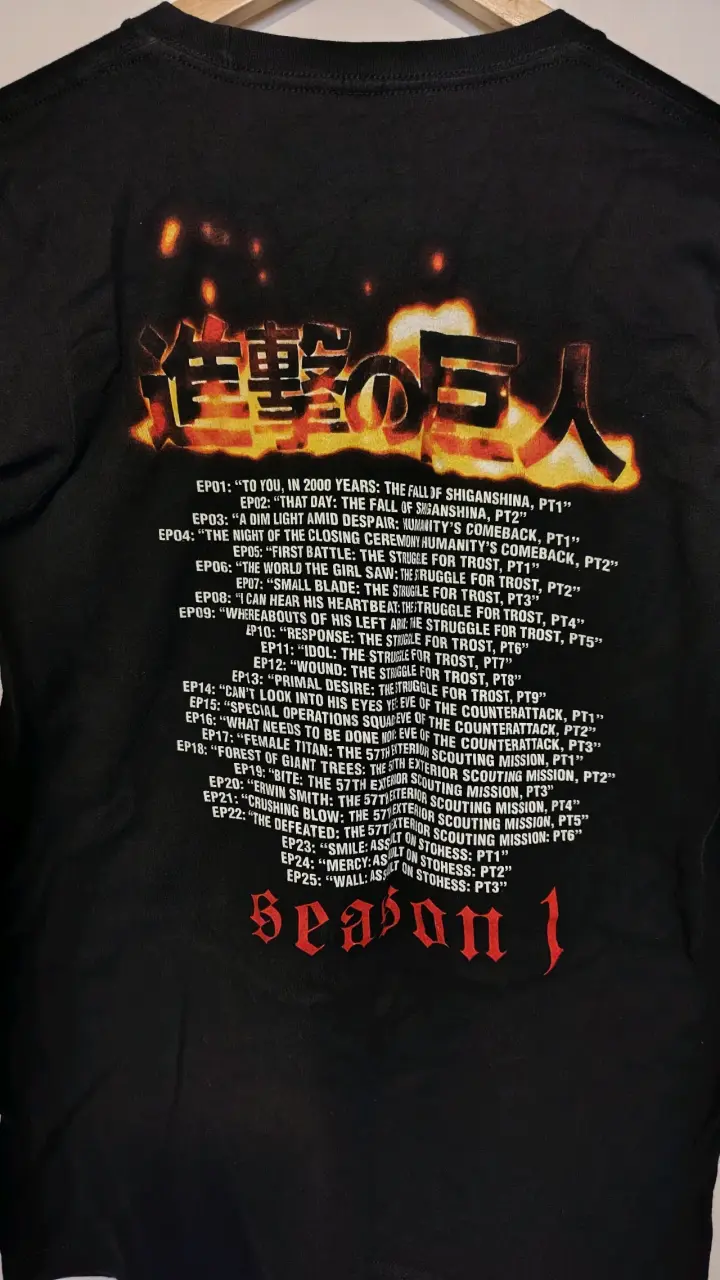Polera negra Attack on Titan - 2
