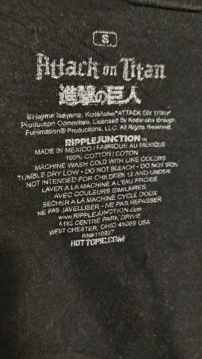 Polera negra Attack on Titan - miniatura 3