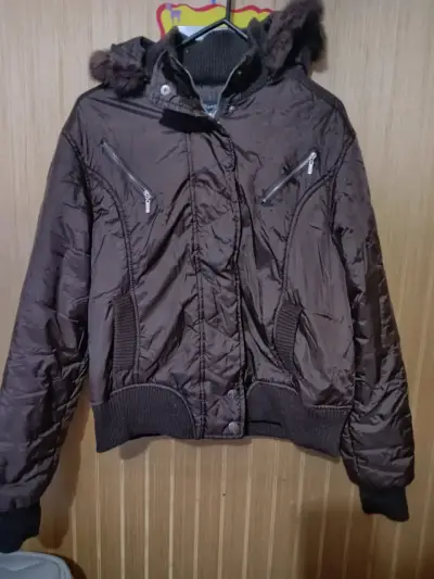 Chaqueta marrón con capucha de piel sintética - miniatura 1