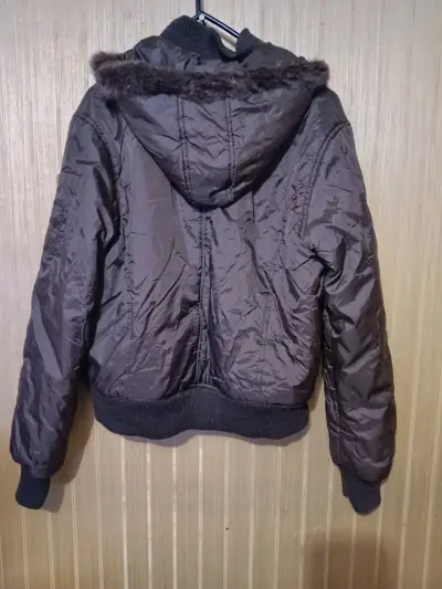 Chaqueta marrón con capucha de piel sintética - miniatura 2