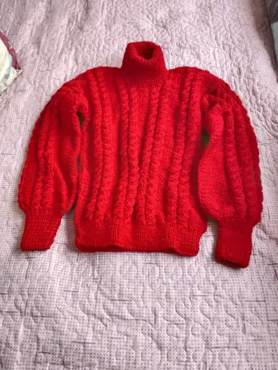 Suéter rojo de lana con cuello alto - miniatura 1