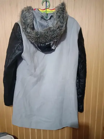 Abrigo gris con mangas de cuero sintético - miniatura 2