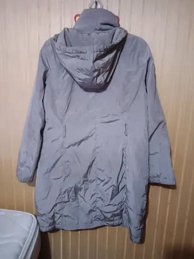 Abrigo gris con capucha para mujer - miniatura 3