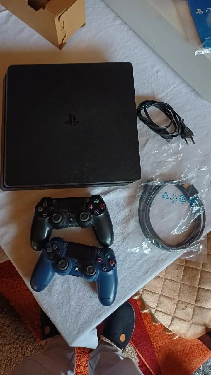 Consola PlayStation 4 con 3 controles - 1