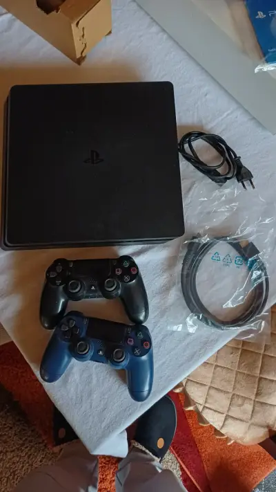 Consola PlayStation 4 con 3 controles - miniatura 1