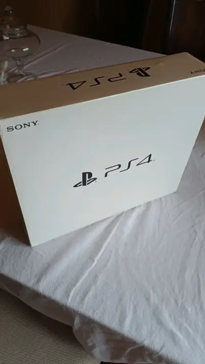 Consola PlayStation 4 con 3 controles - miniatura 3