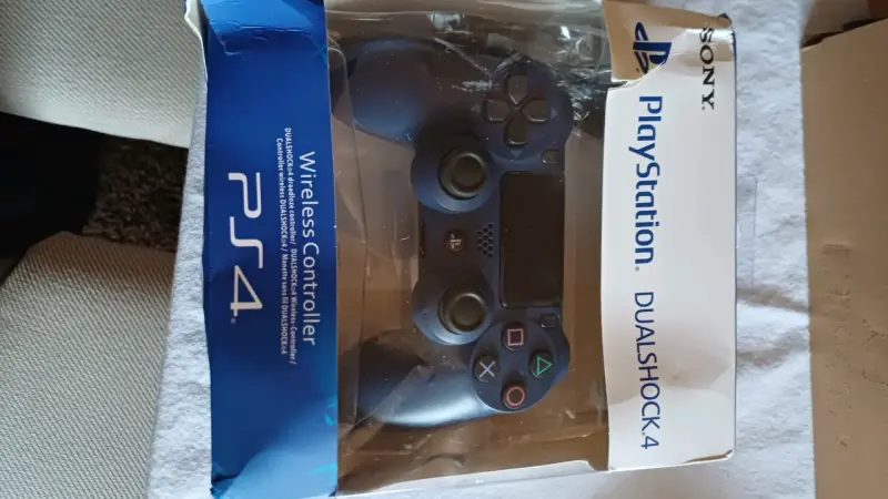 Consola PlayStation 4 con 3 controles - 4