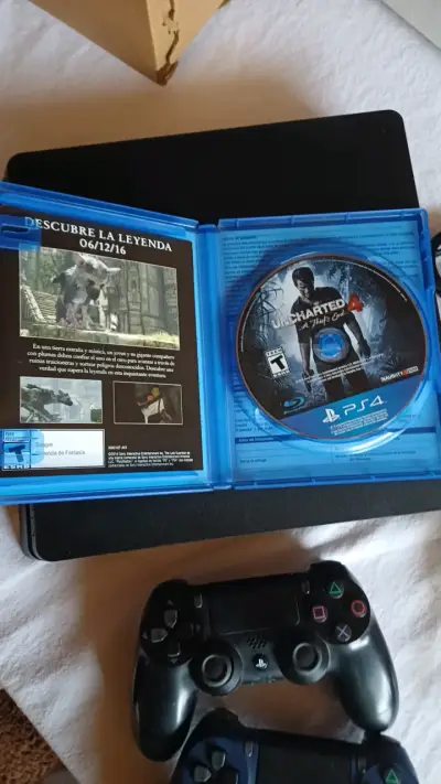 Consola PlayStation 4 con 3 controles - miniatura 6