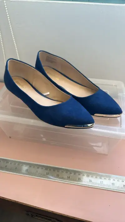 Zapatos planos azul marino con punta metálica - miniatura 1