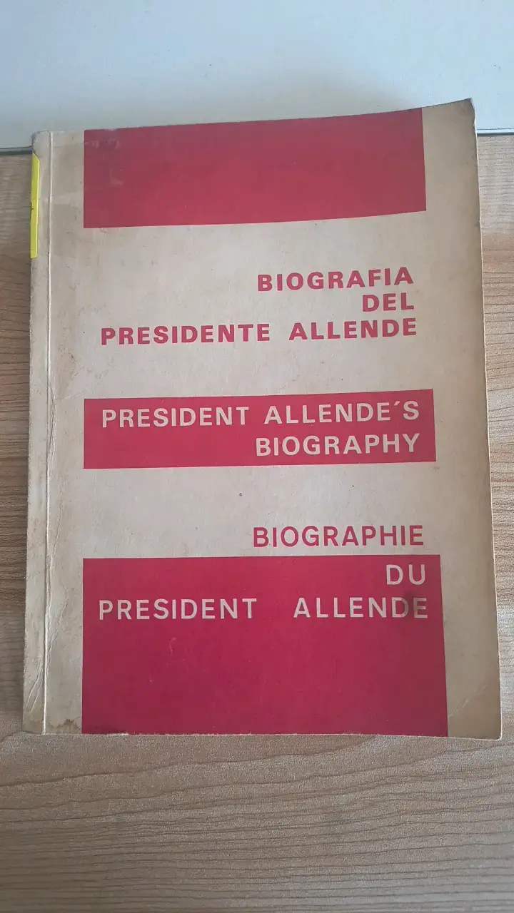 Biografía del Presidente Allende en tres idiomas - 1