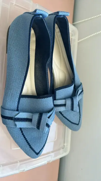 Zapatos planos azules con lazo elegante - miniatura 1