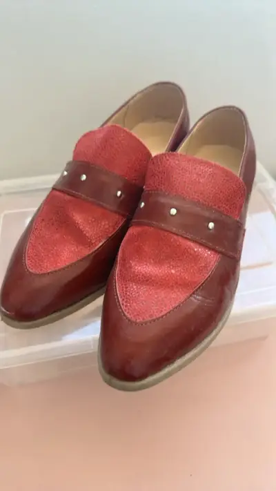 Zapatos de cuero rojos con detalles metálicos - miniatura 1