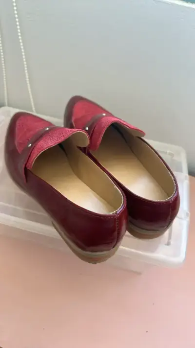 Zapatos de cuero rojos con detalles metálicos - miniatura 2