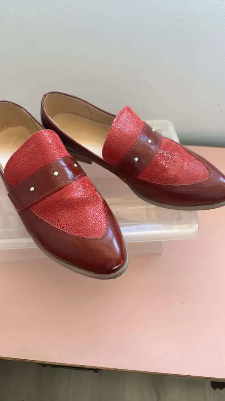 Zapatos de cuero rojos con detalles metálicos - 3