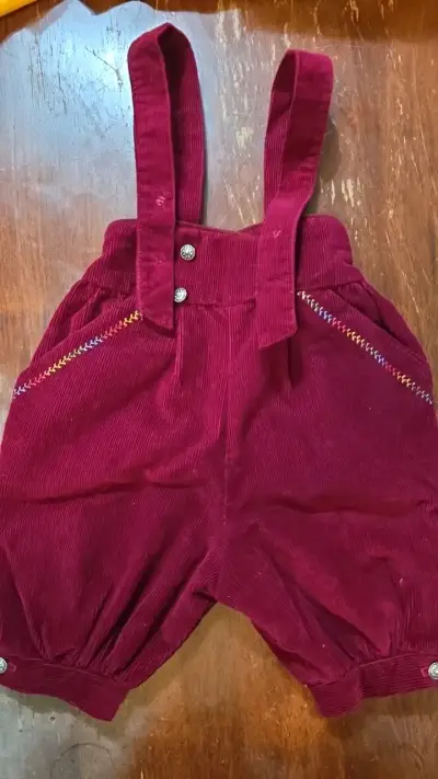 Pantalón de bebé burdeos con tirantes - miniatura 1