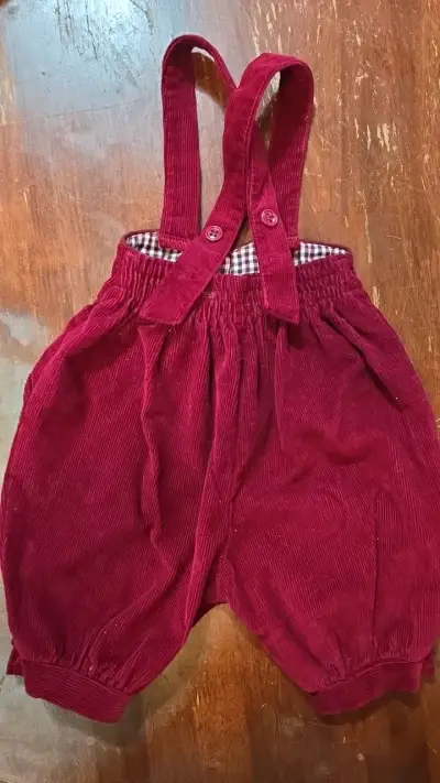 Pantalón de bebé burdeos con tirantes - miniatura 2