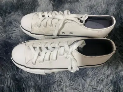 Zapatillas blancas de lona estilo casual - miniatura 1