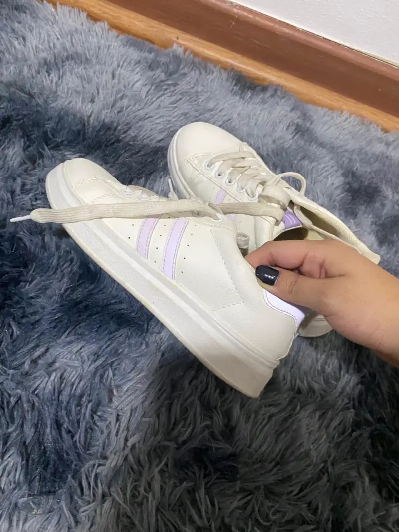Zapatillas blancas de lona estilo casual - 2