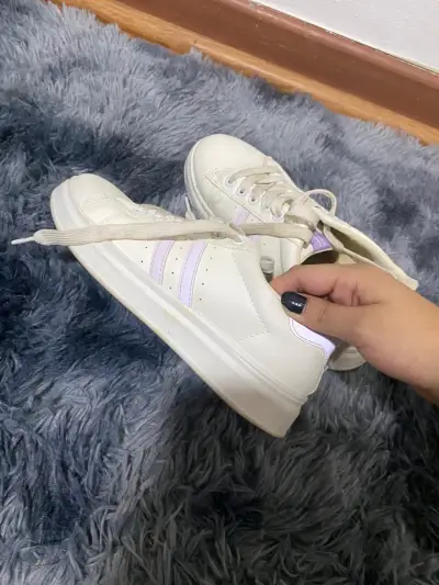 Zapatillas blancas de lona estilo casual - miniatura 2