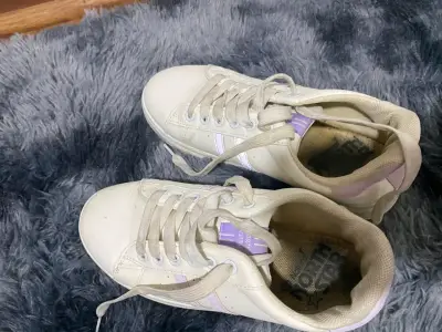 Zapatillas blancas de lona estilo casual - miniatura 3