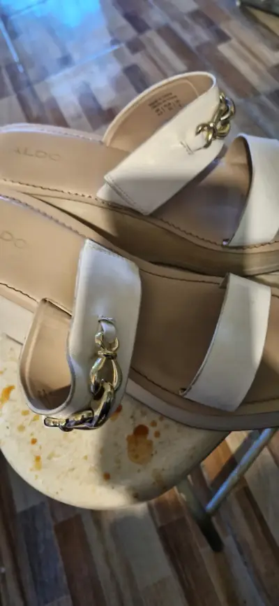 Sandalias beige con detalle dorado marca Aldo - miniatura 2