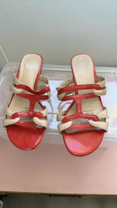Sandalias de tacón rojo y beige para mujer - miniatura 1