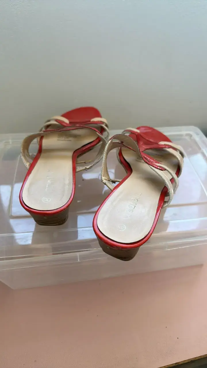 Sandalias de tacón rojo y beige para mujer - 2