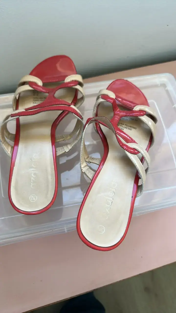 Sandalias de tacón rojo y beige para mujer - 3