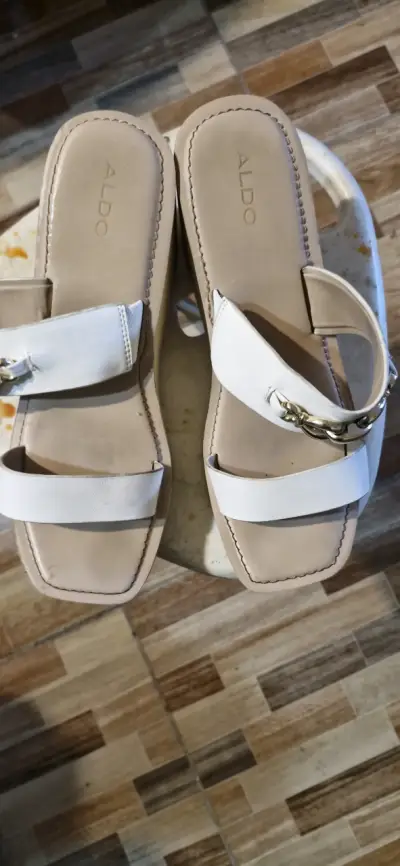Sandalias beige con detalle dorado marca Aldo - miniatura 1