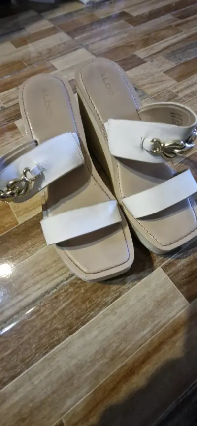Sandalias beige con detalle dorado marca Aldo - miniatura 3