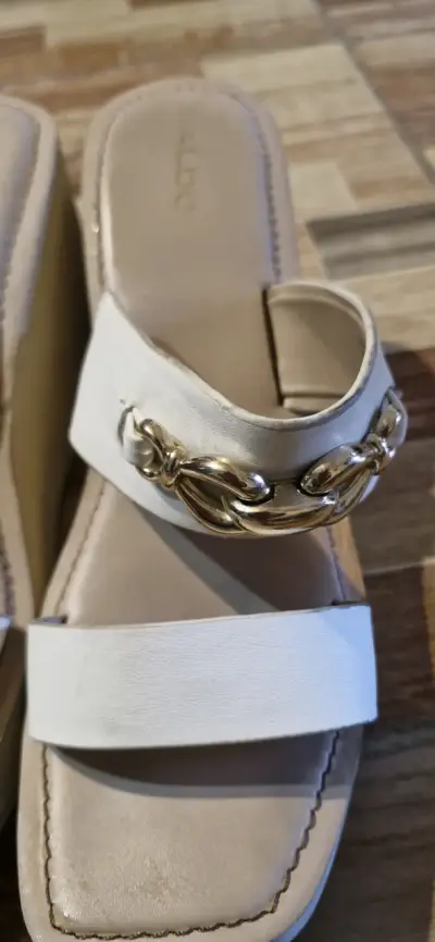 Sandalias beige con detalle dorado marca Aldo - miniatura 4
