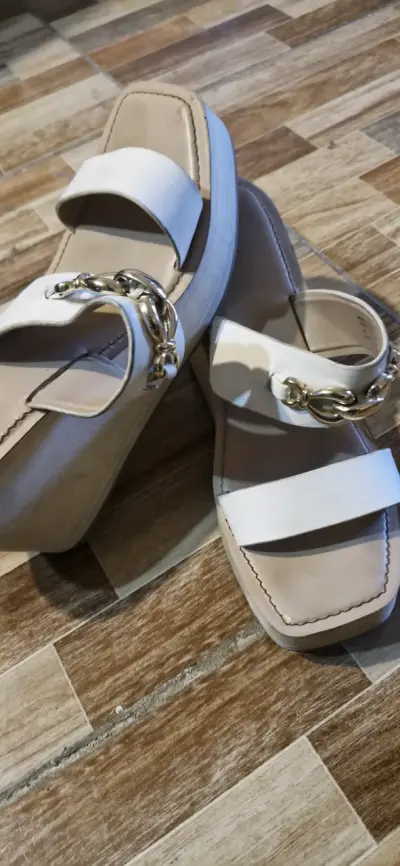 Sandalias beige con detalle dorado marca Aldo - miniatura 5