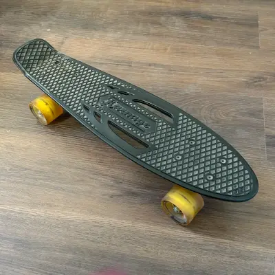 Skateboard negro con ruedas amarillas - miniatura 1