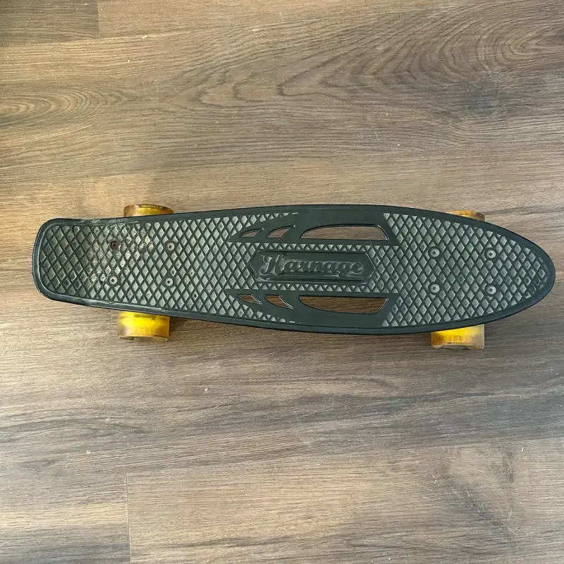 Skateboard negro con ruedas amarillas - 2