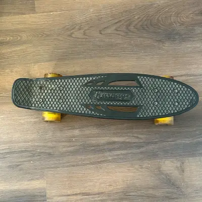 Skateboard negro con ruedas amarillas - miniatura 2