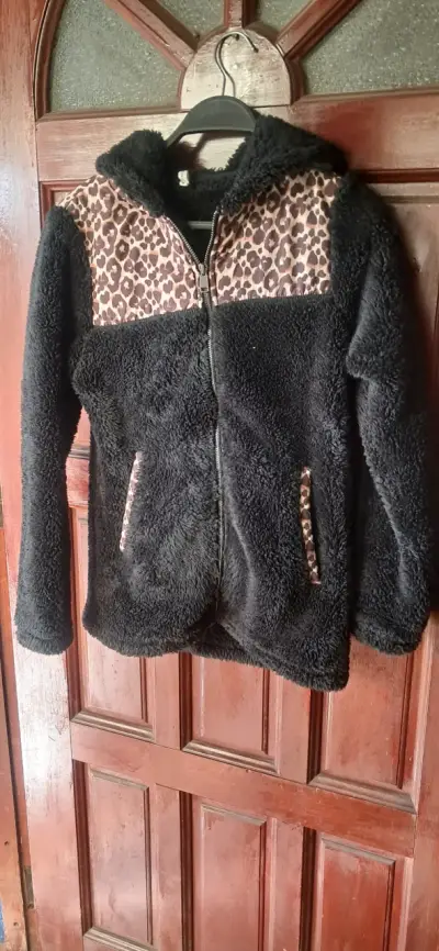 Chaqueta de felpa negra con estampado animal print - miniatura 1
