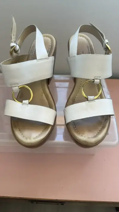 Sandalias blancas de cuero con hebilla dorada - miniatura 1