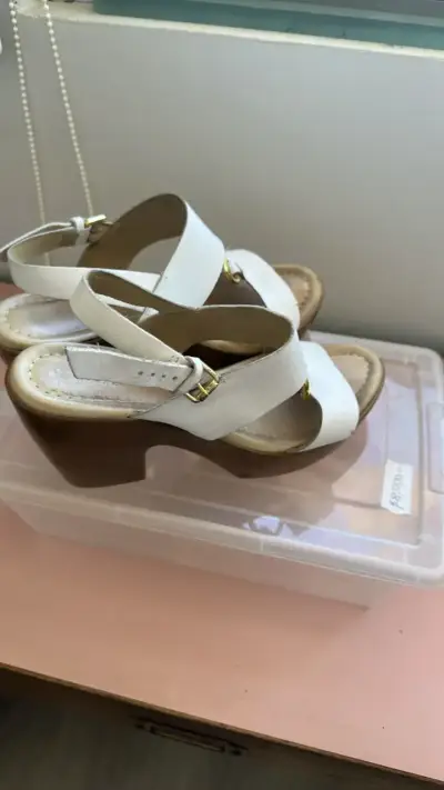 Sandalias blancas de cuero con hebilla dorada - miniatura 2