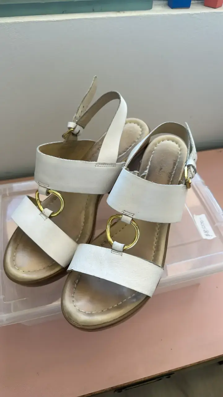 Sandalias blancas de cuero con hebilla dorada - 3