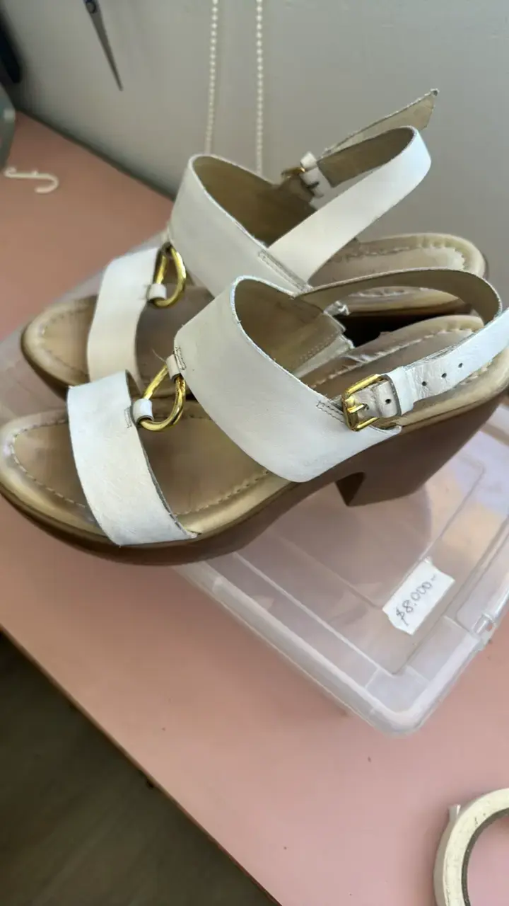Sandalias blancas de cuero con hebilla dorada - 4
