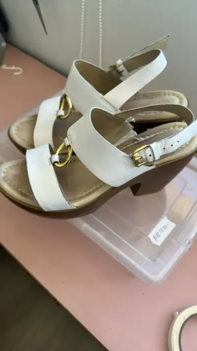 Sandalias blancas de cuero con hebilla dorada - miniatura 4