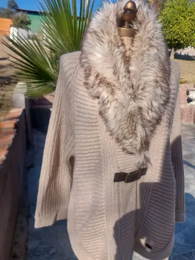 Chaleco beige con cuello de piel sintética - miniatura 1