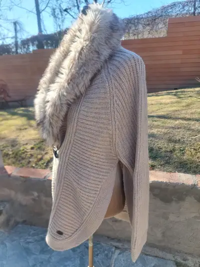 Chaleco beige con cuello de piel sintética - miniatura 2
